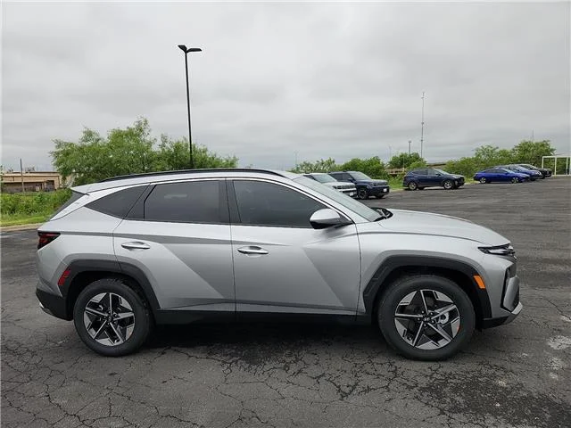 New 2026 Shimmering Silver Hyundai SEL image 3