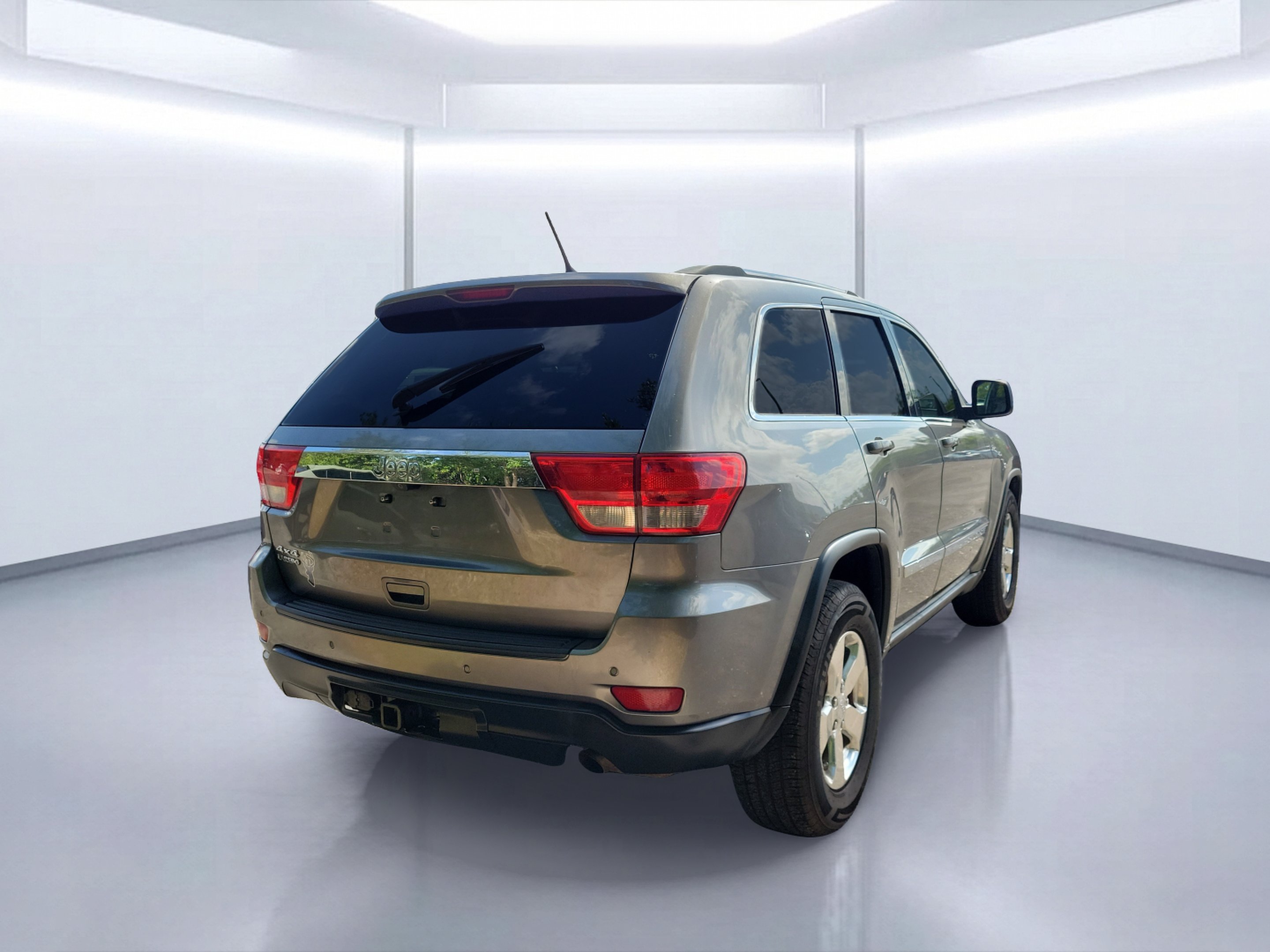 Used 2012 Mineral Gray Metallic Clearcoat Jeep Laredo image 4