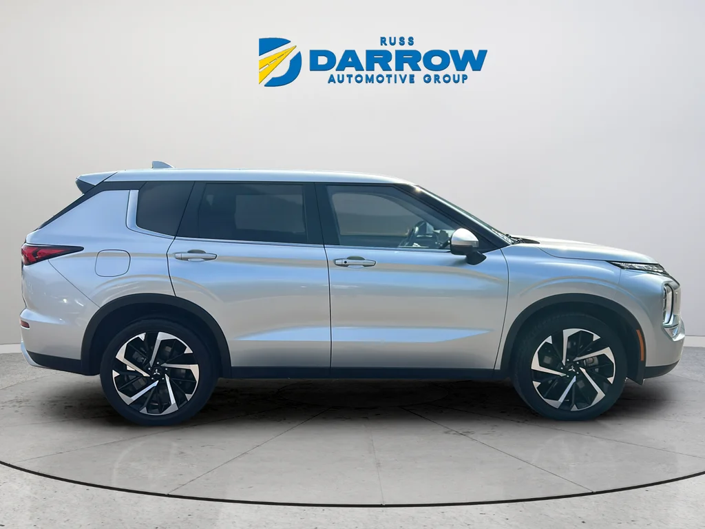 Used 2024 Silver Mitsubishi SE image 6