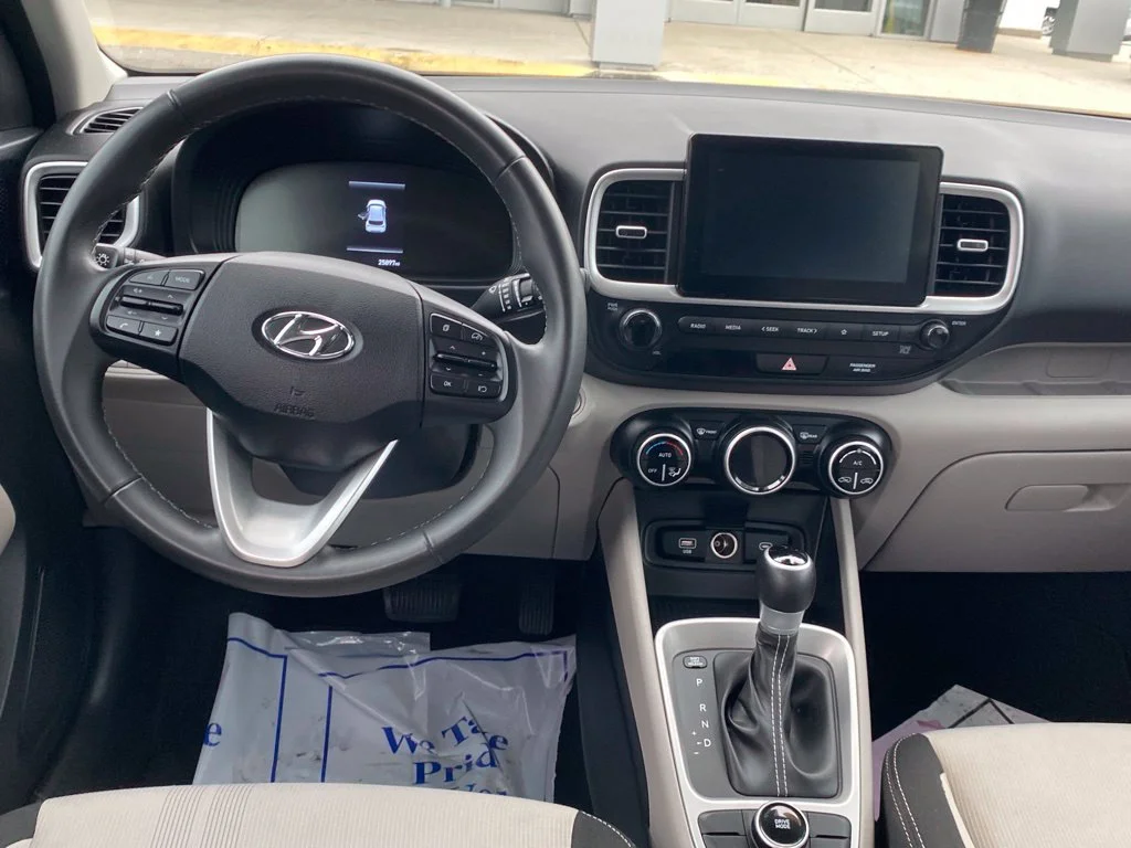 Used 2025 White Hyundai SEL image 8
