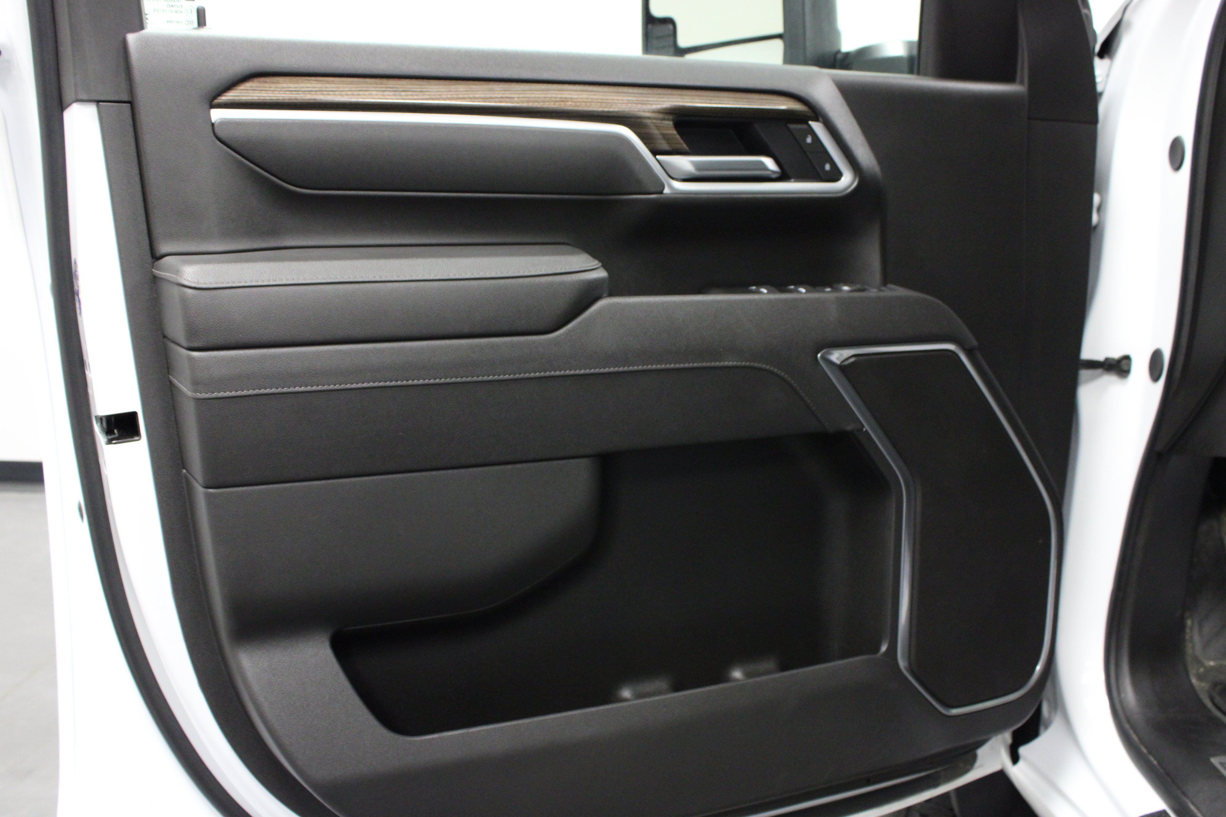 Used 2025 White Chevrolet LT image 11