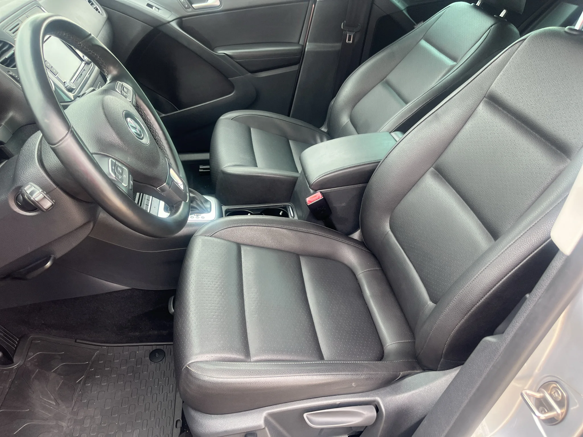 Used 2012 Reflex Silver Metallic Volkswagen SE image 11
