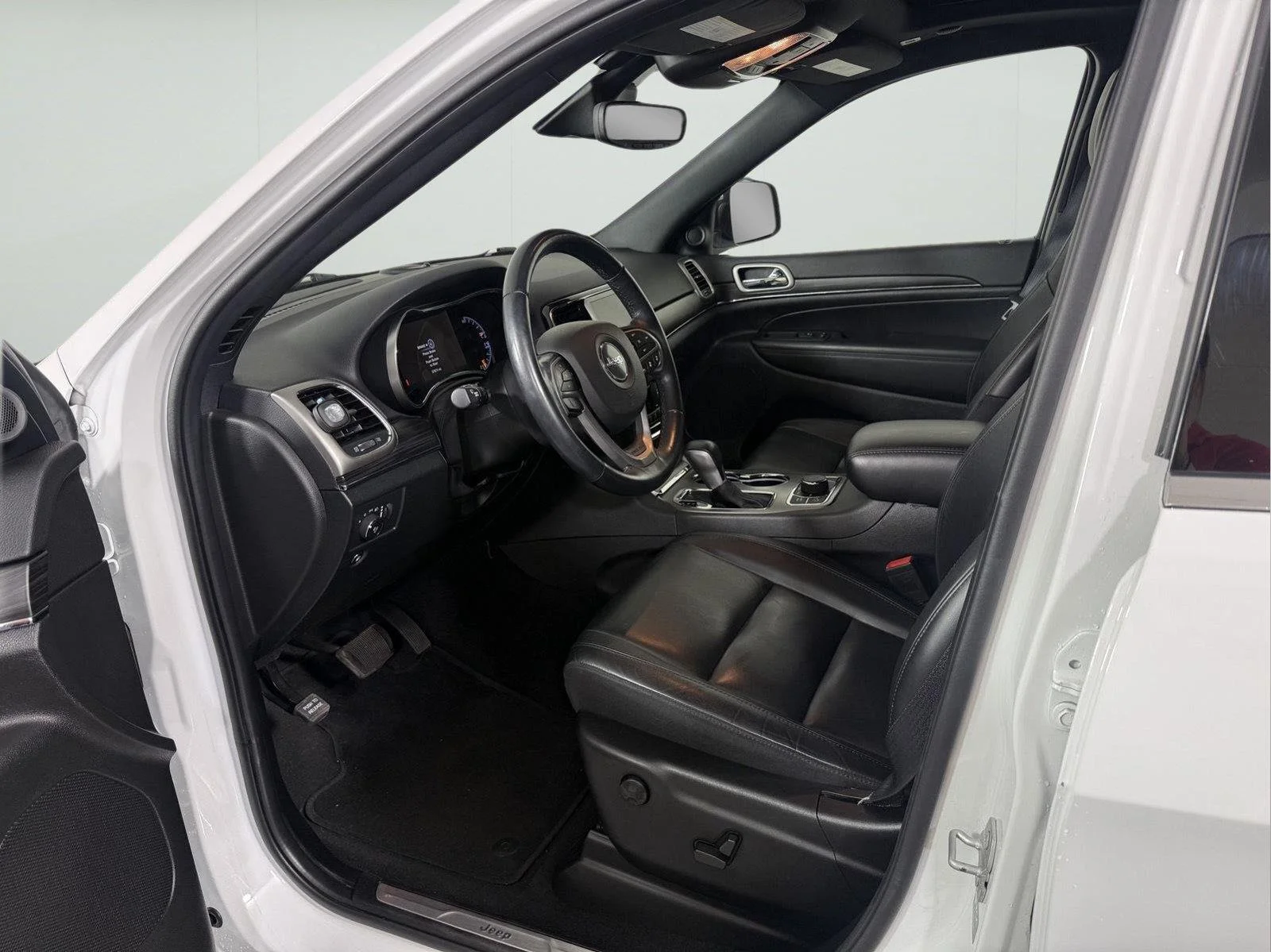 Used 2022 Bright White Clearcoat Jeep Limited image 10