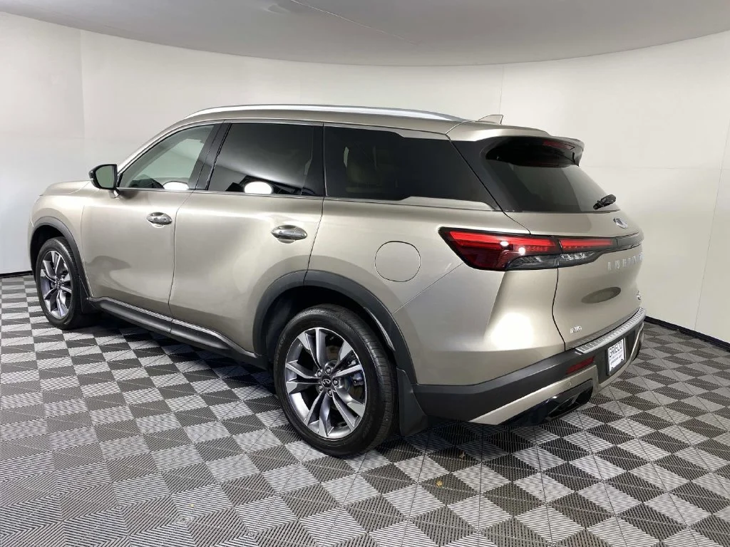 Used 2023 Titanium INFINITI LUXE image 6