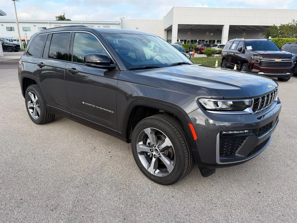New 2026 Baltic Gray Metallic Clear-Coat Exterior Paint Jeep Limited image 2