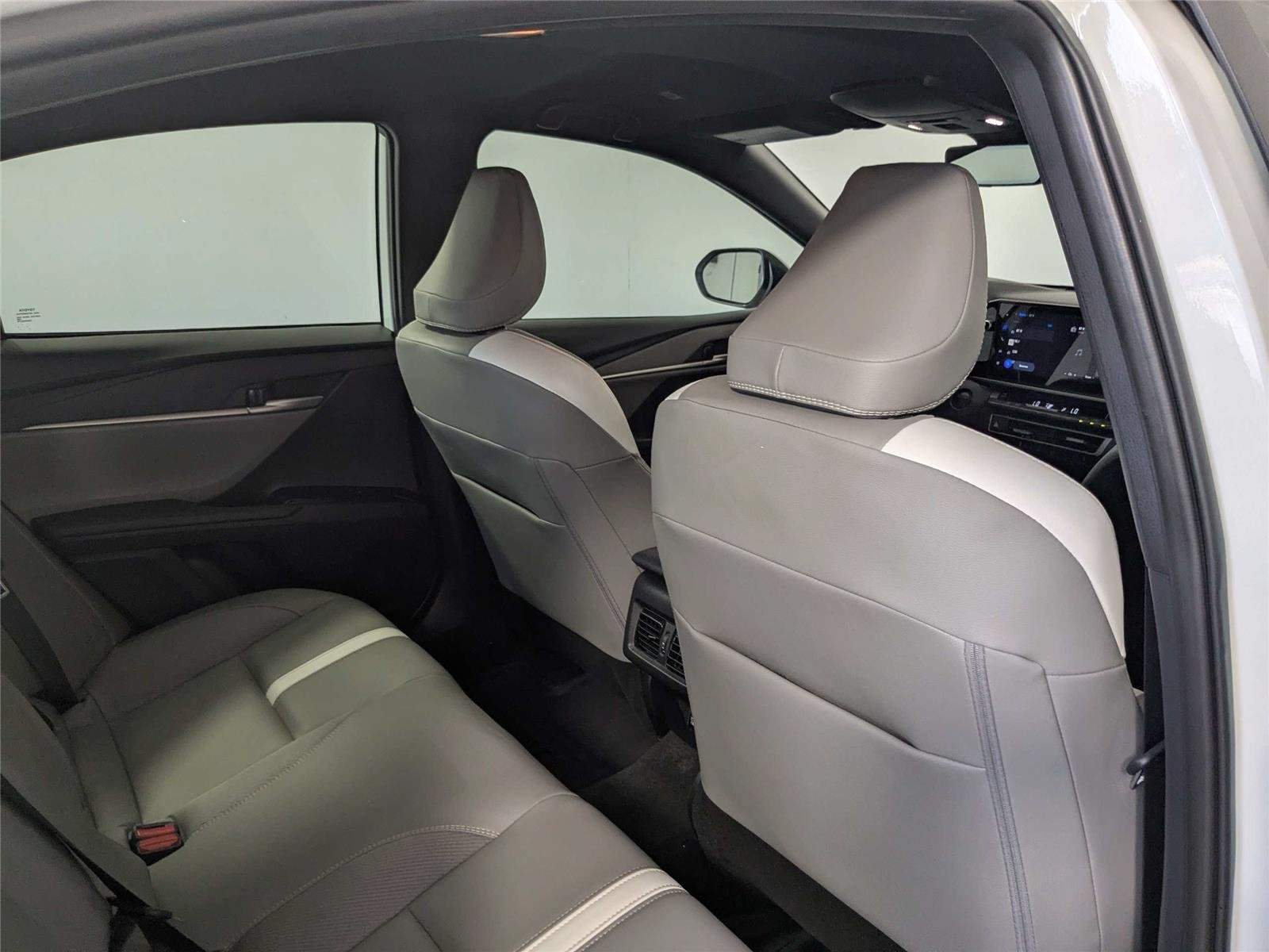 Used 2025 Ice Cap Toyota SE image 29