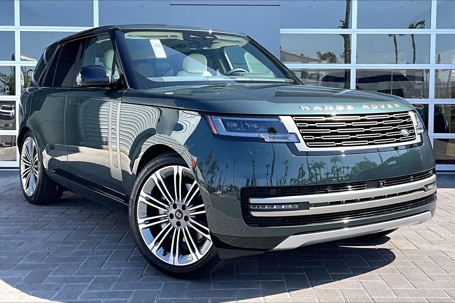 New 2027 Belgravia Green Land Rover SE image 2