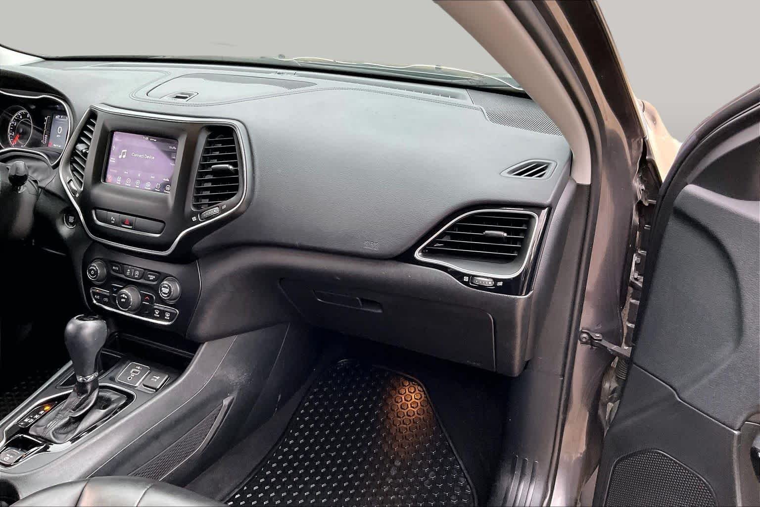 Used 2019 Granite Crystal Metallic Clearcoat Jeep Altitude image 18
