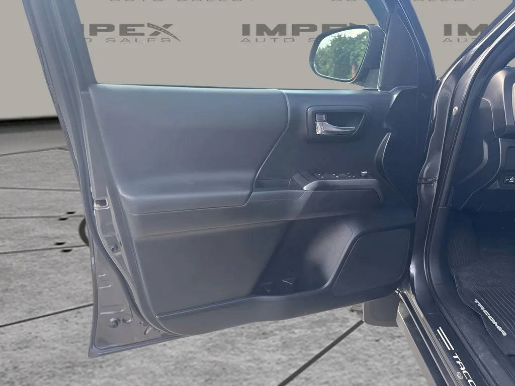 Used 2016  Toyota SR5 image 15