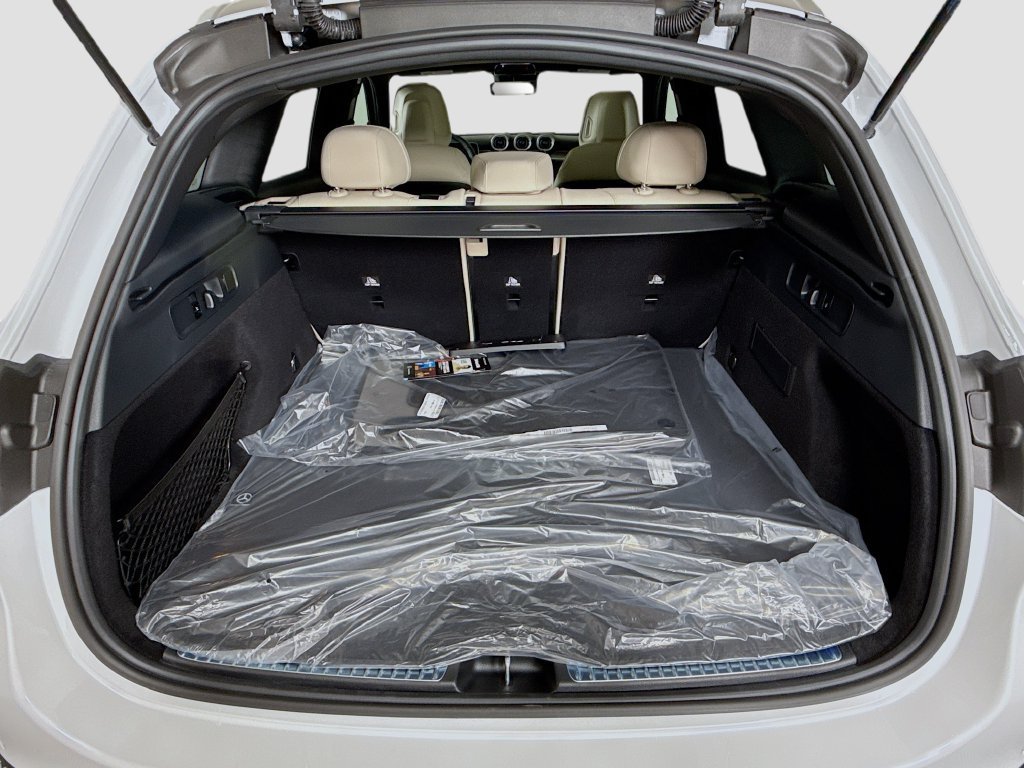 New 2026 MANUFAKTUR Moonlight White Metallic Mercedes-Benz GLC 300 image 60
