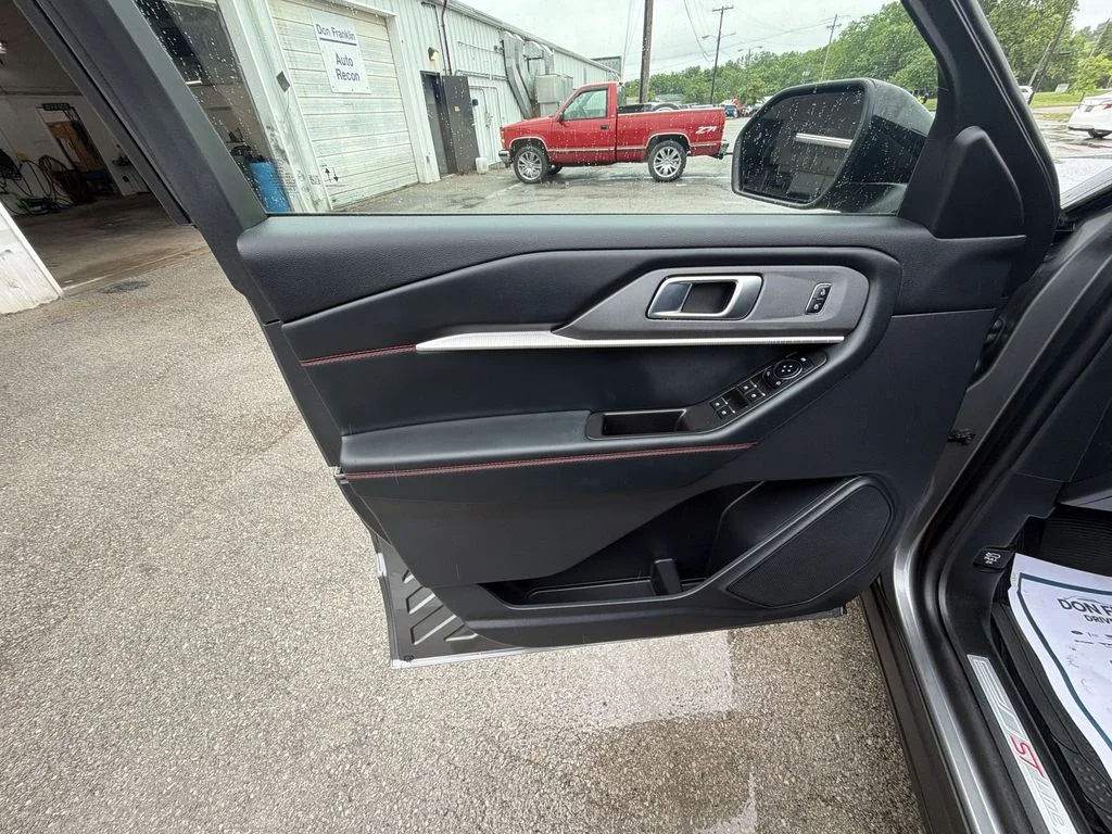Used 2025 Gray Ford ST-Line image 13