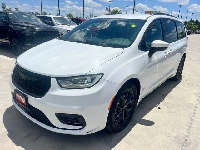 Used 2023 White Chrysler Touring L image 3