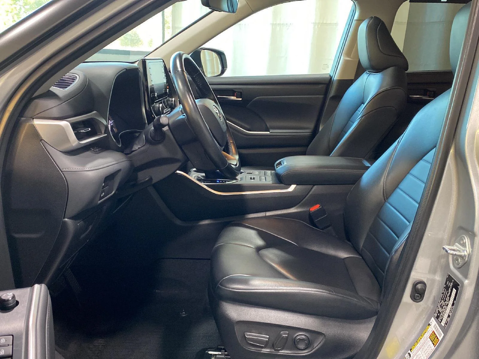 Used 2022 Celestial Silver Metallic Toyota XLE image 18