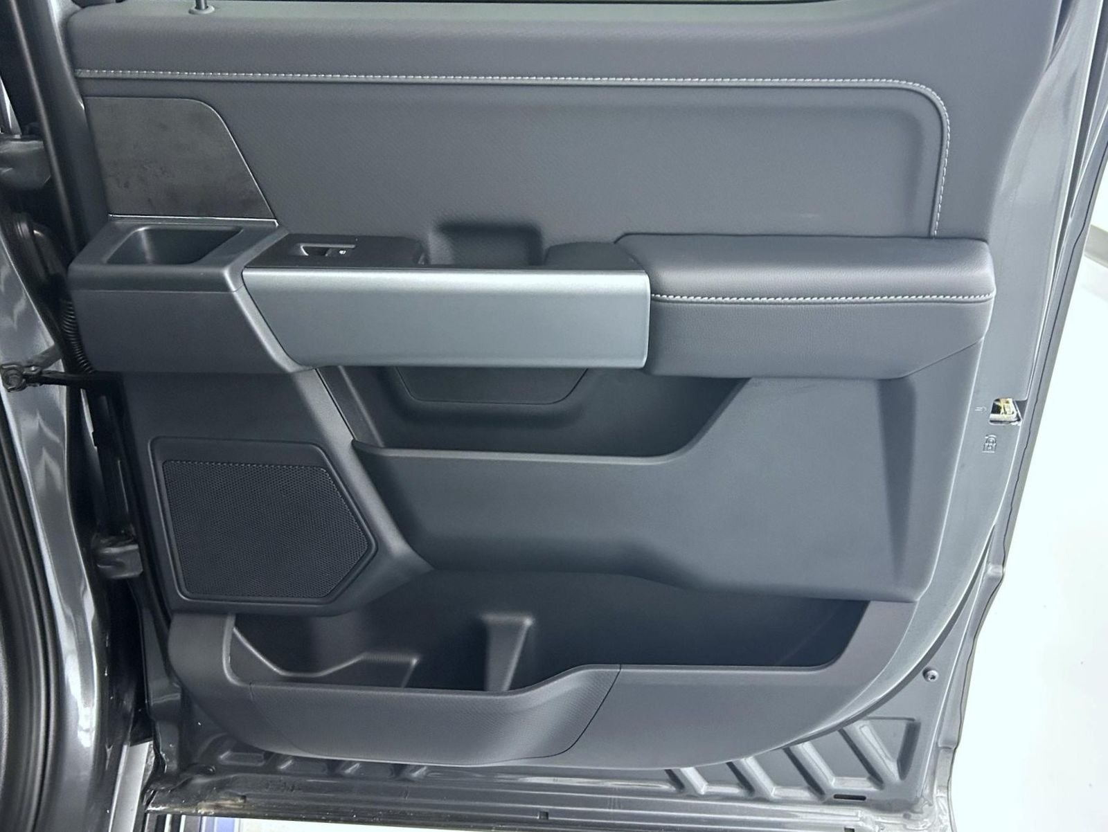 New 2026 Carbonized Gray Metallic Ford XLT image 17