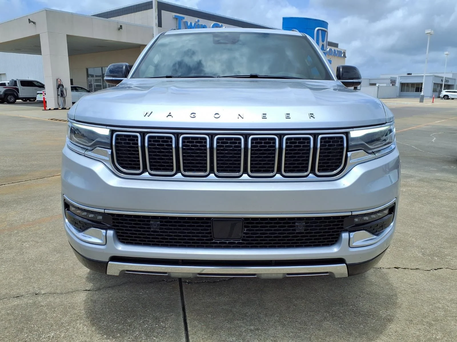 Used 2024 Silver Jeep Series III image 3