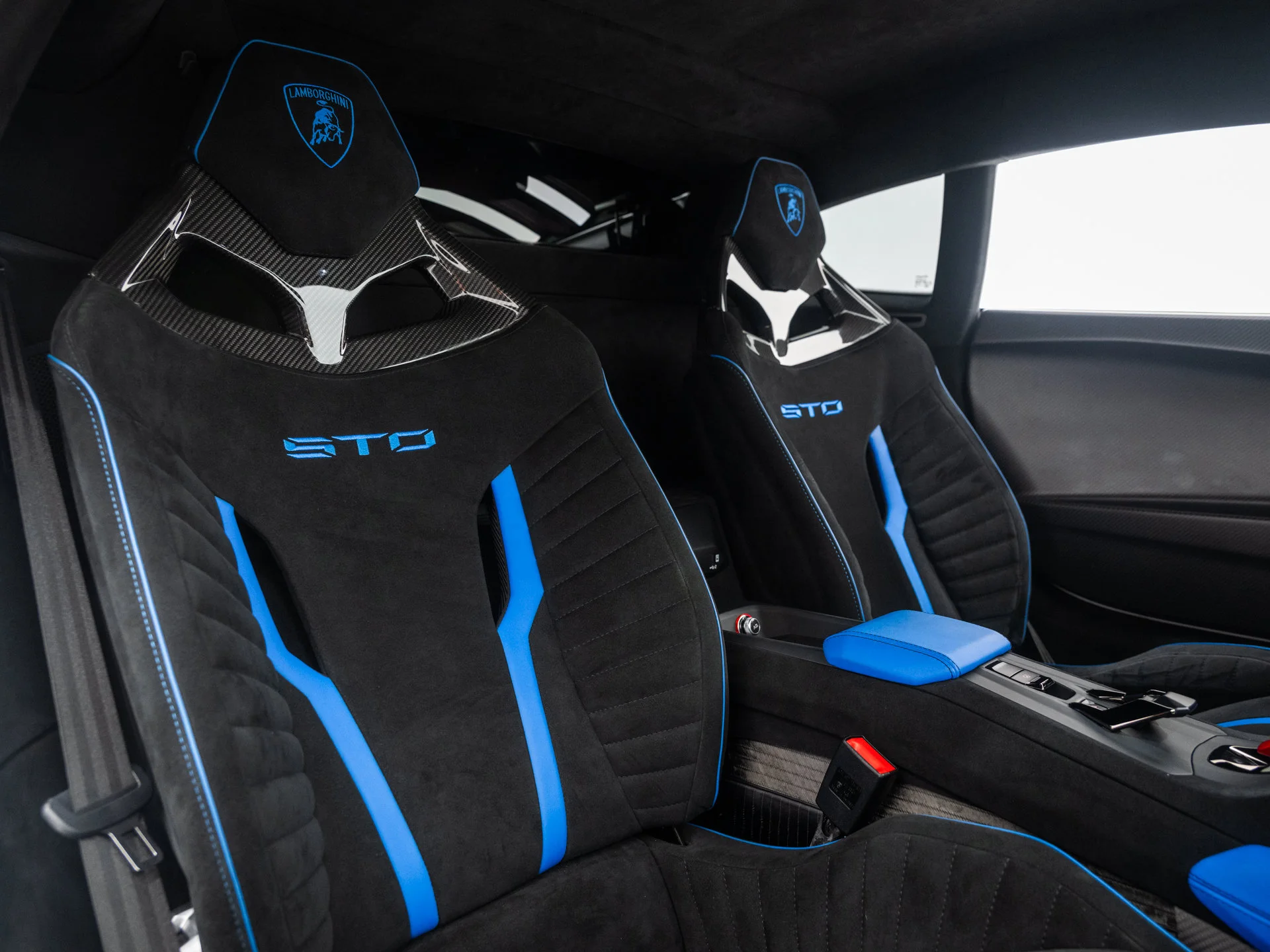 Used 2021 Bianco Asopo Metallic Lamborghini  image 40