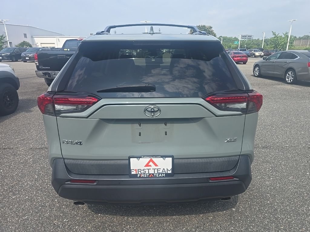 Used 2020  Toyota XLE Premium image 6