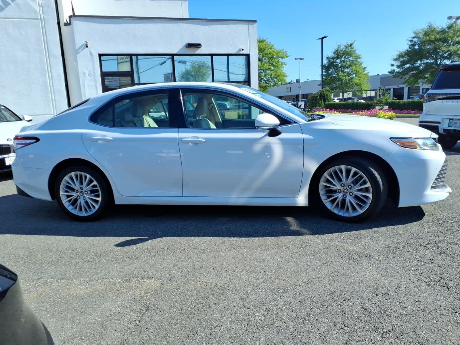 Used 2018 Super White Toyota XLE V6 image 4