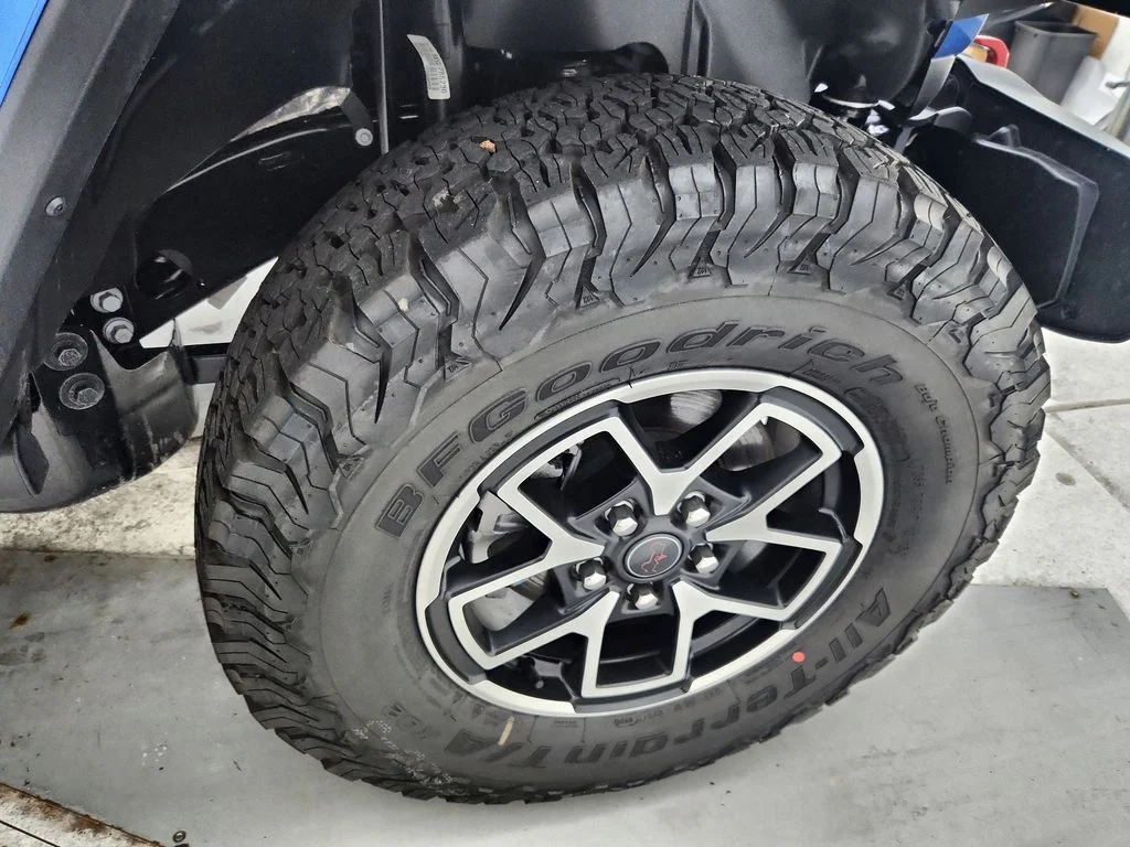 New 2026 Hydro Blue Pearl-Coat Exterior Paint Jeep Rubicon image 31