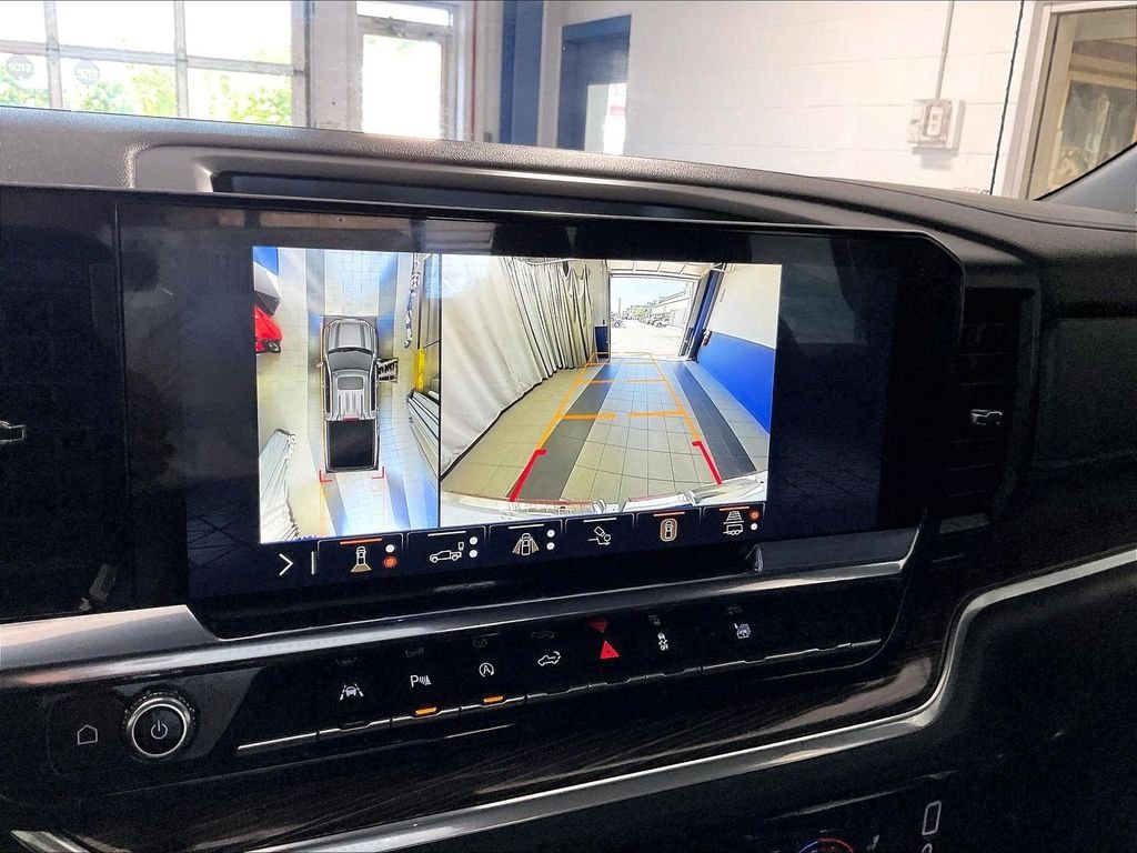 Used 2025 White GMC Elevation image 19