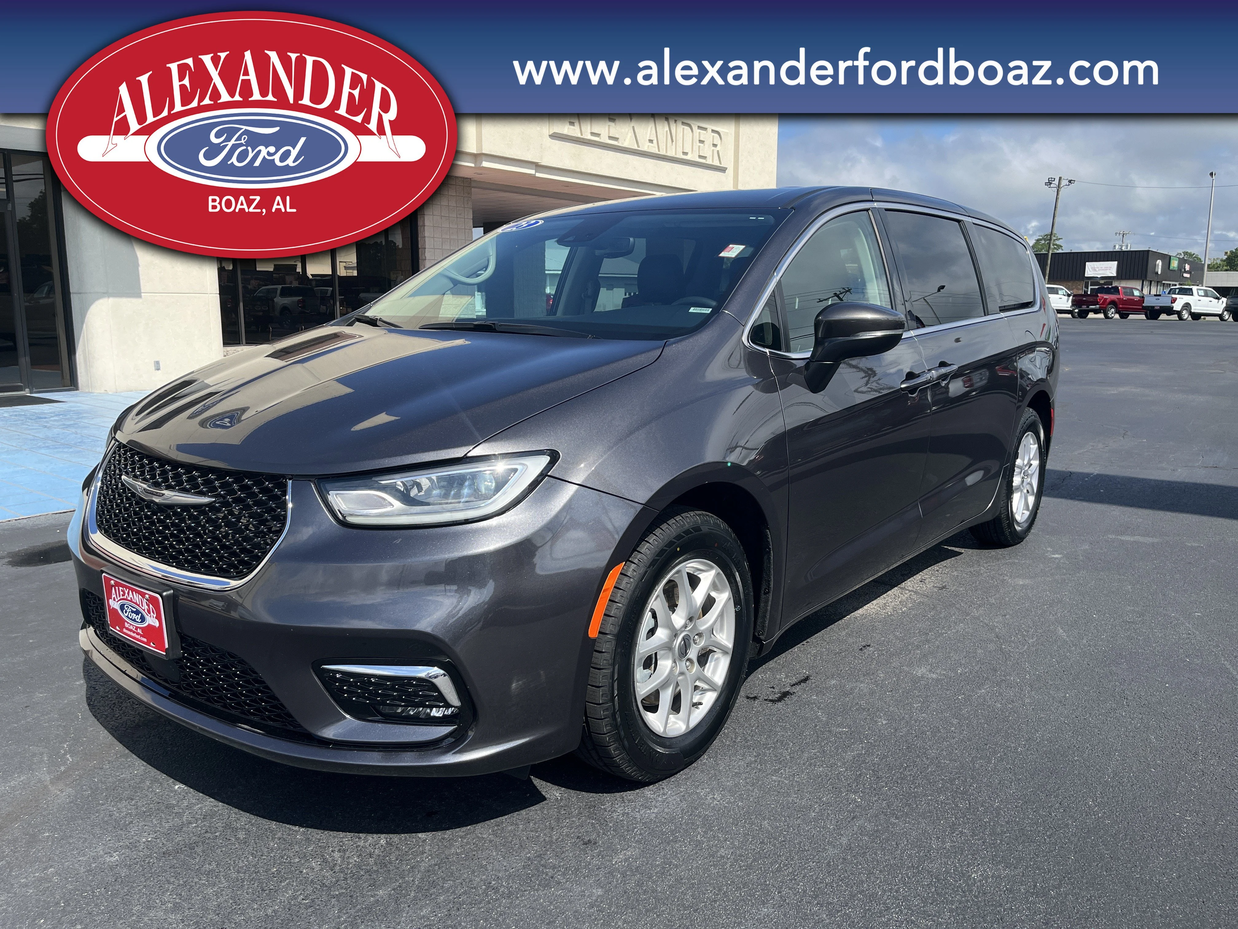 2023 Chrysler Pacifica Touring L's photo