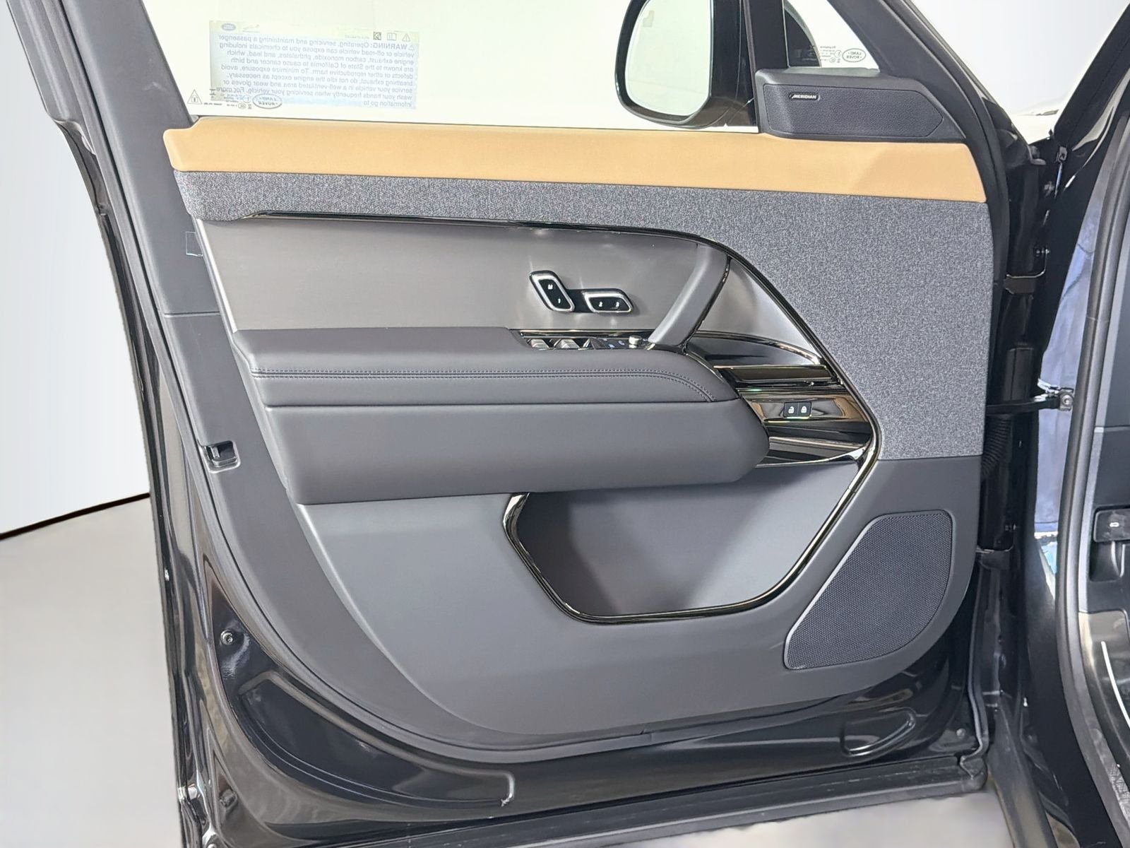 New 2026 Santorini Black Land Rover Dynamic SE image 21