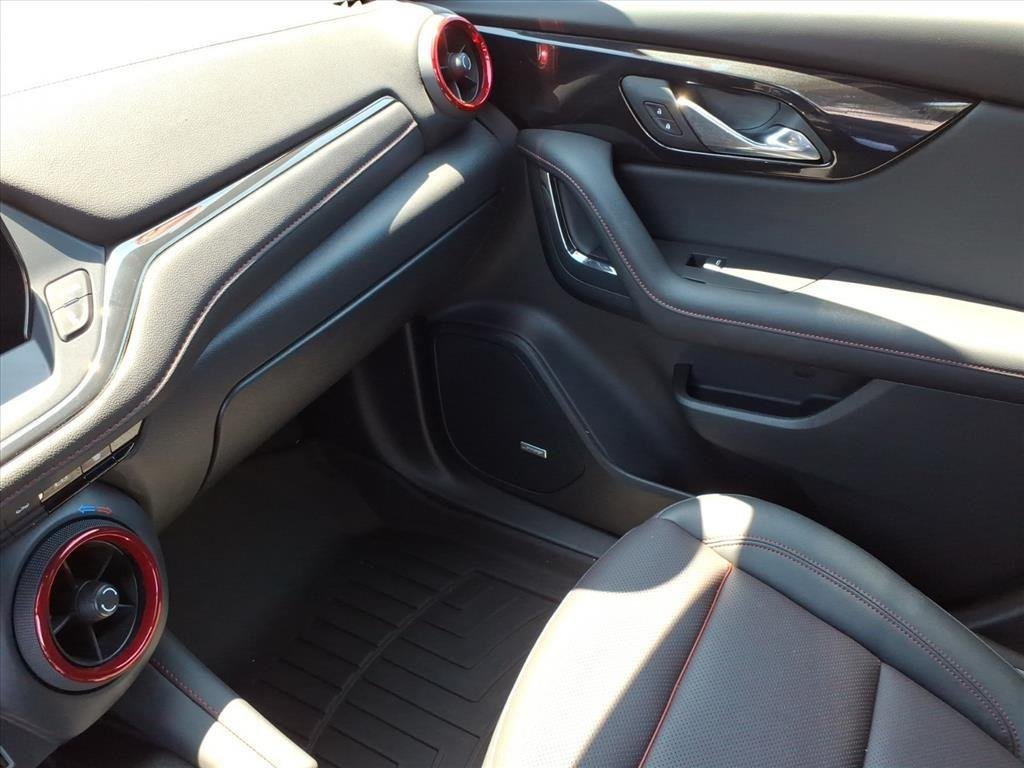 Used 2025 Iridescent Pearl Tricoat Chevrolet RS image 24