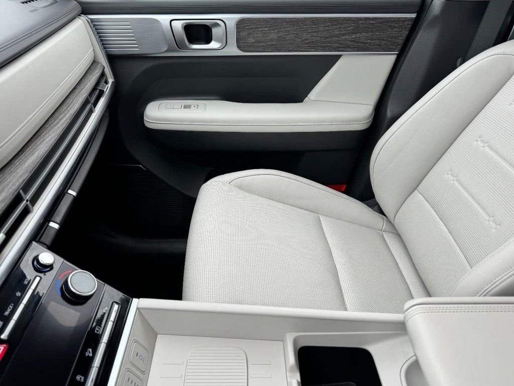 Used 2025 Green Hyundai Limited image 15