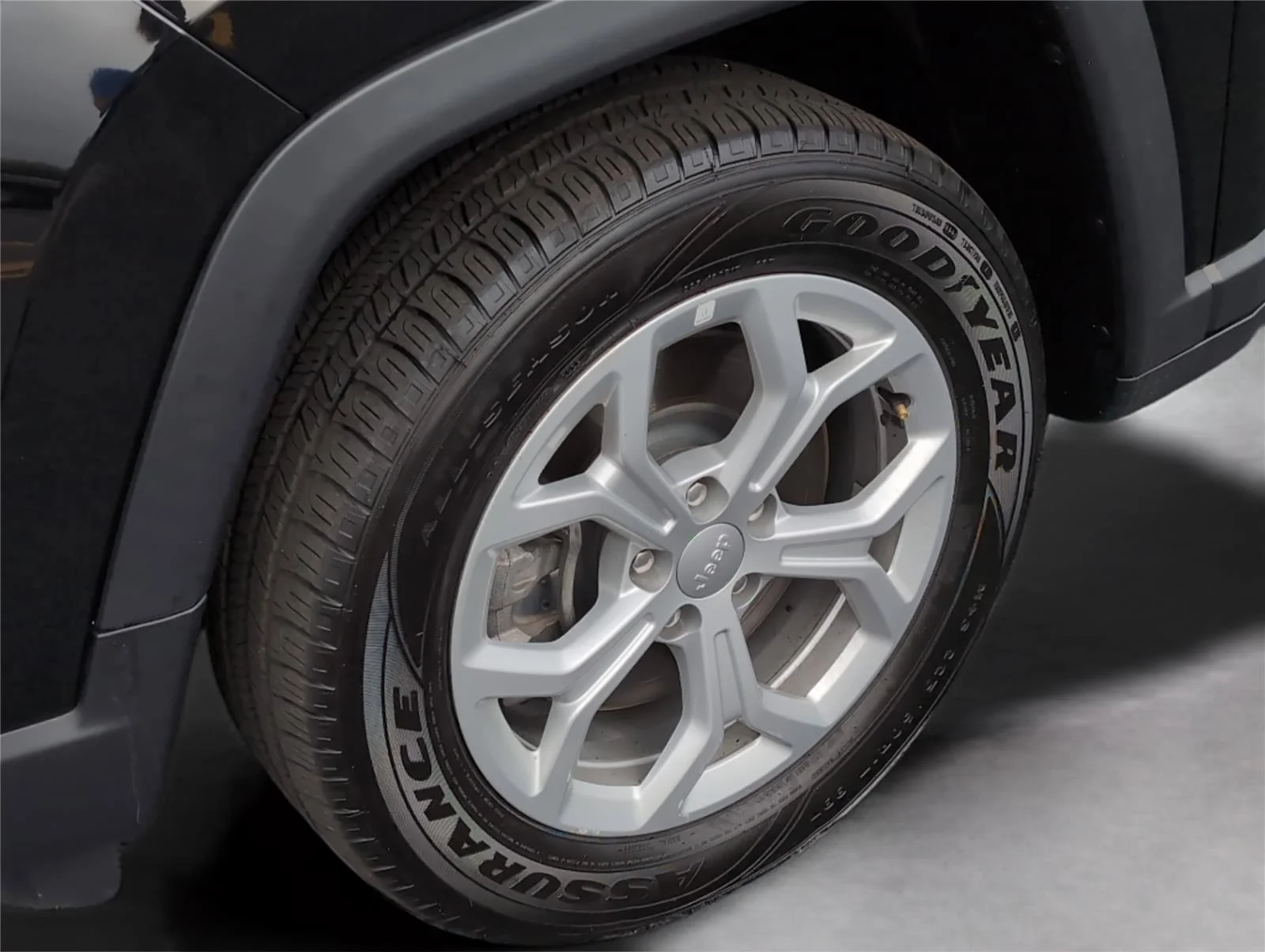 Used 2024 Diamond Black Crystal Pearlcoat Jeep Latitude image 31