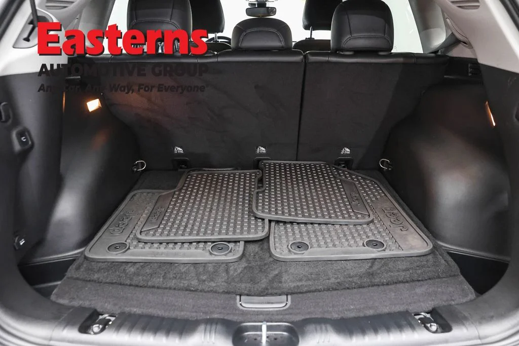 Used 2022 White Jeep Latitude image 9