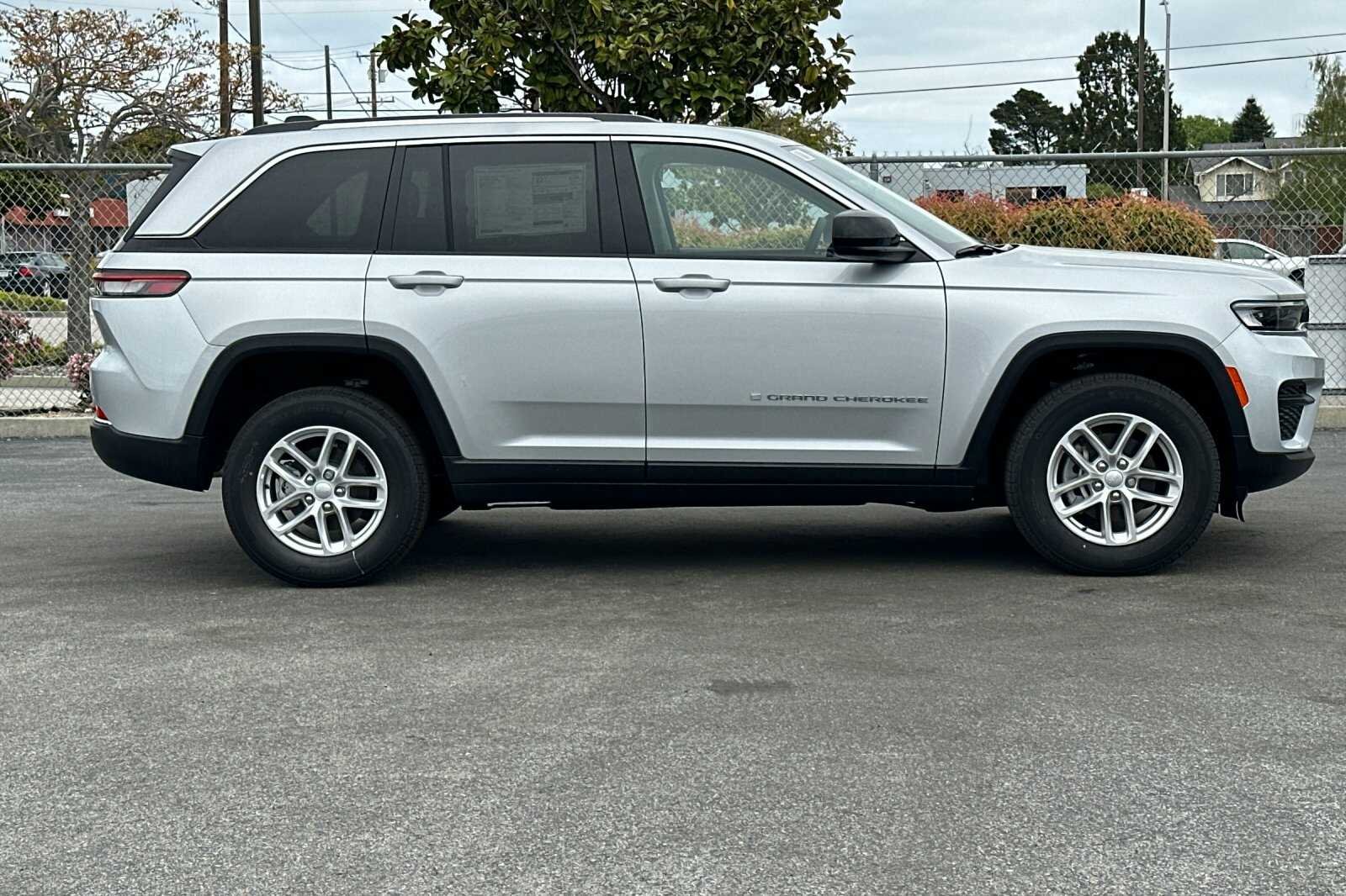 New 2023 Silver Zynith Jeep Laredo X image 3