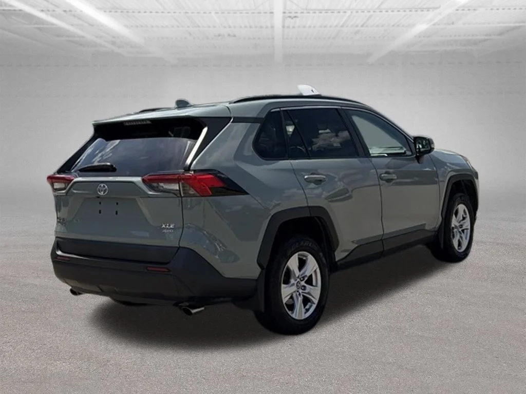 Used 2019 Silver Toyota XLE image 5