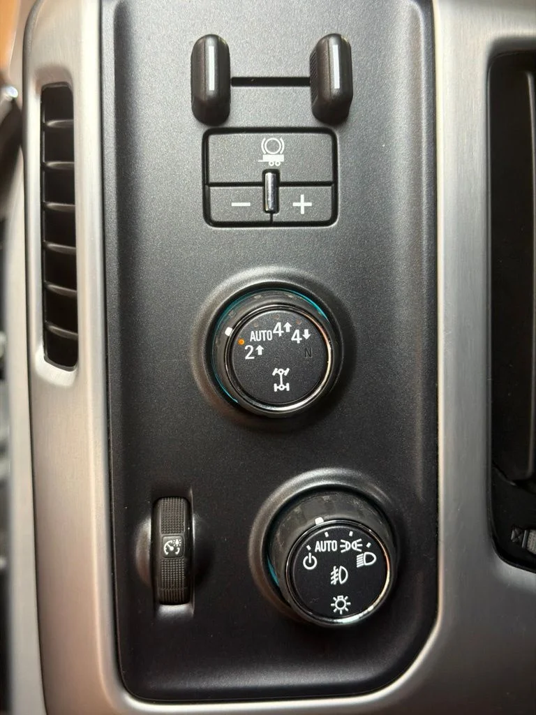 Used 2018 Quicksilver Metallic GMC SLT image 22