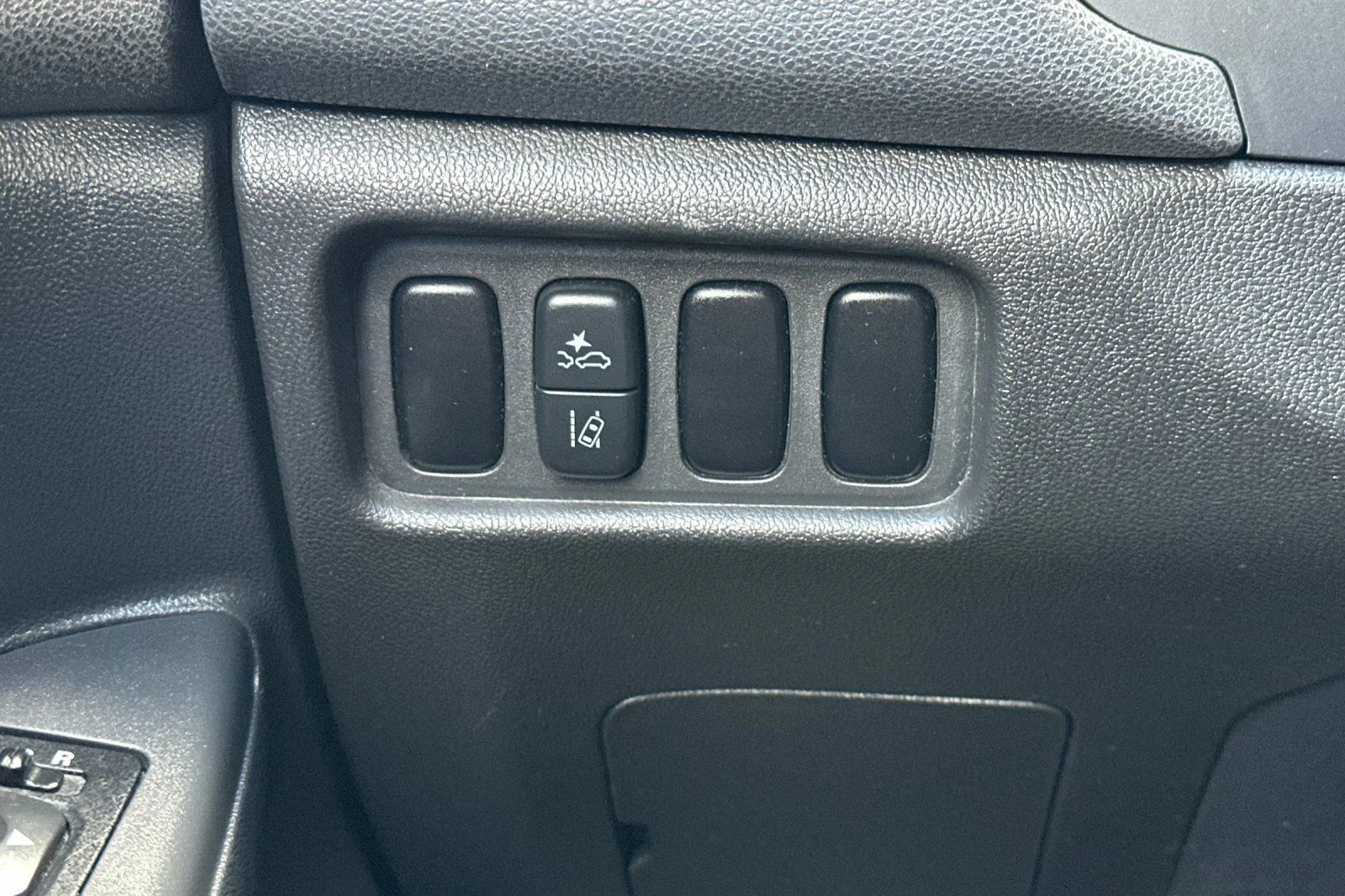 Used 2022  Mitsubishi 2.0 ES image 28