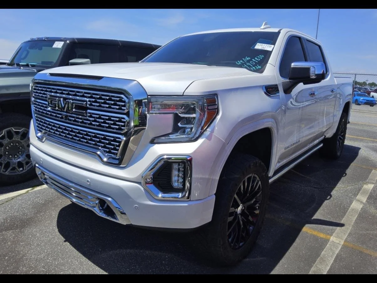 Used 2019 WHITE FROST TRICOAT GMC Denali image 1