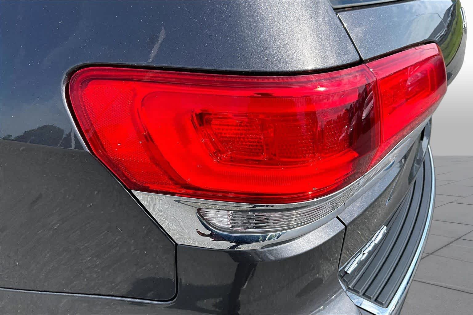 Used 2019 Granite Crystal Metallic Clearcoat Jeep Limited image 29