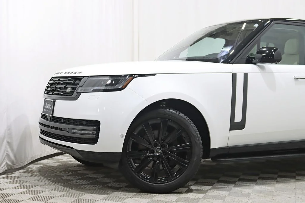 Used 2023 White Land Rover SE image 2