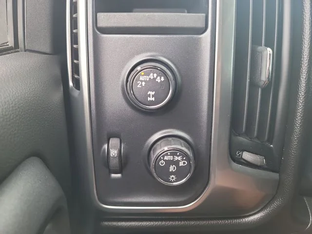 Used 2018 White Chevrolet LT image 27