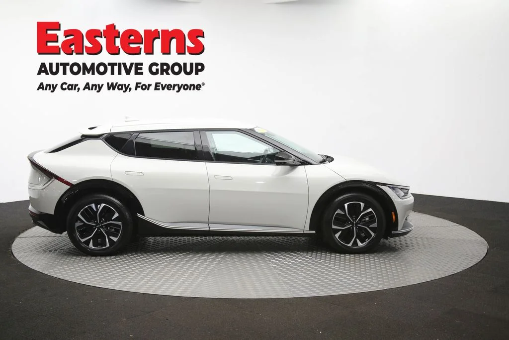 Used 2023 White Kia Wind image 48
