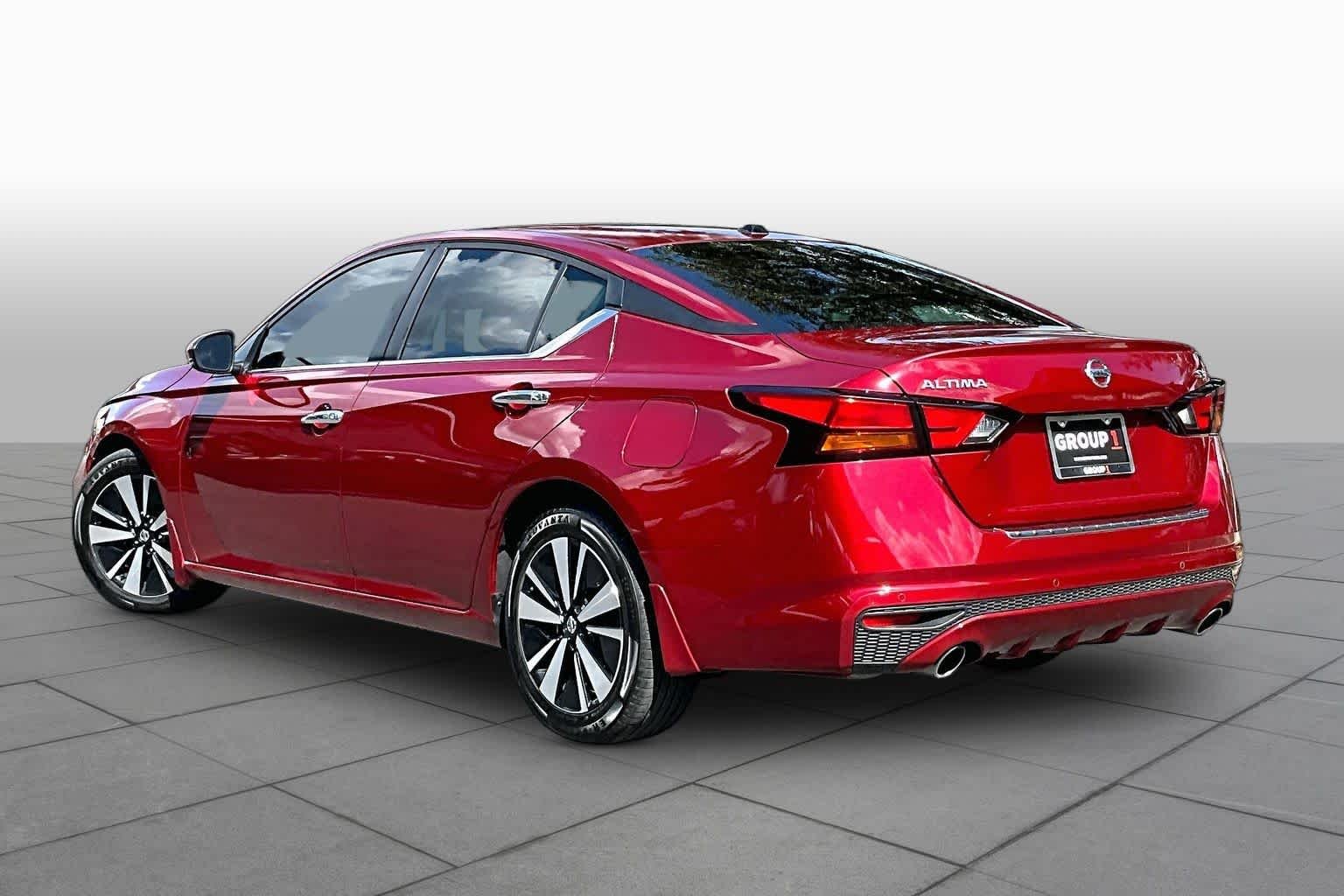 Used 2022 Scarlet Ember Tintcoat Nissan 2.5 SV image 23