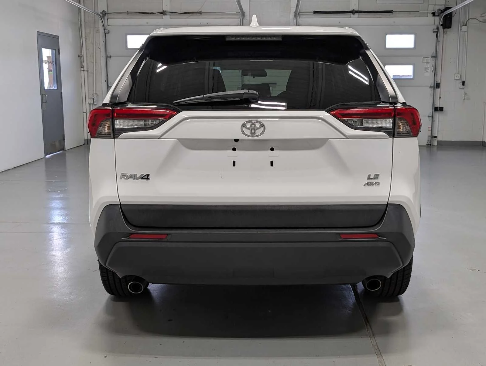 Used 2022 White Toyota LE image 9