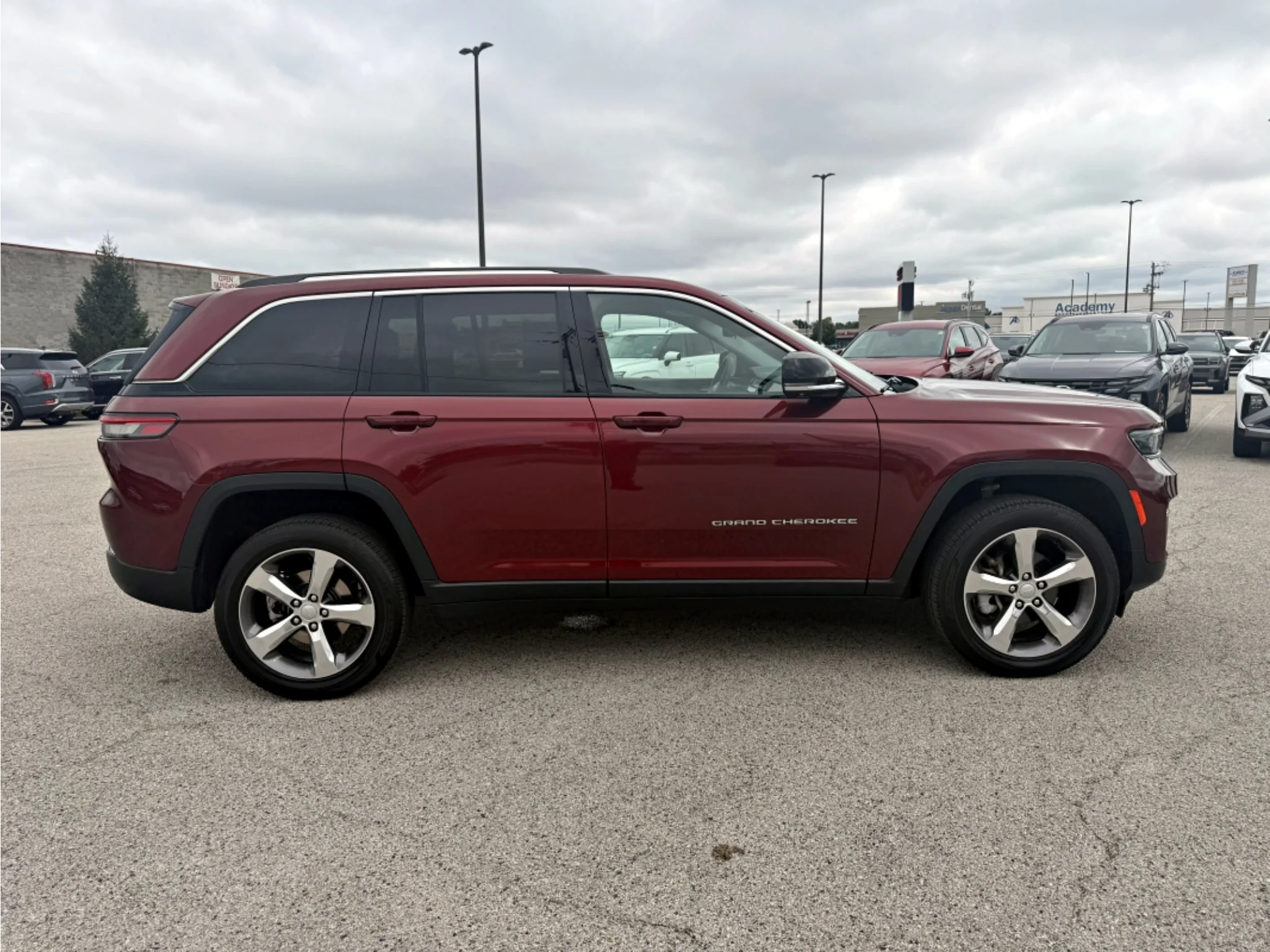 Used 2022 Velvet Red Pearl Jeep Limited image 5