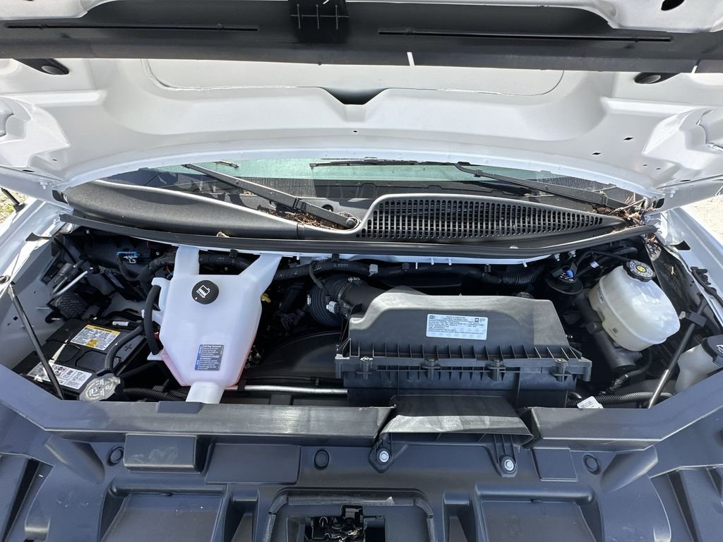 New 2025 Summit White Chevrolet 1WT image 30