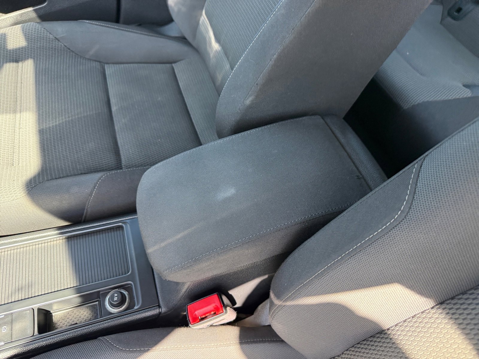 Used 2019 Deep Black Volkswagen SE image 14