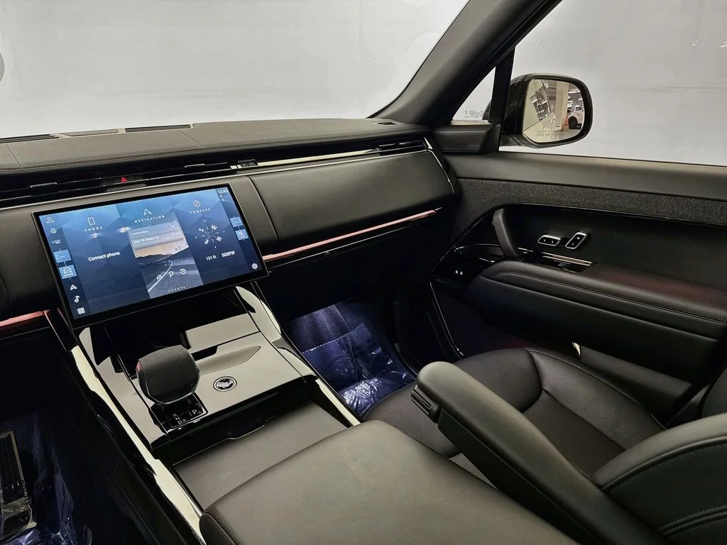 Used 2025 White Land Rover Dynamic SE image 24