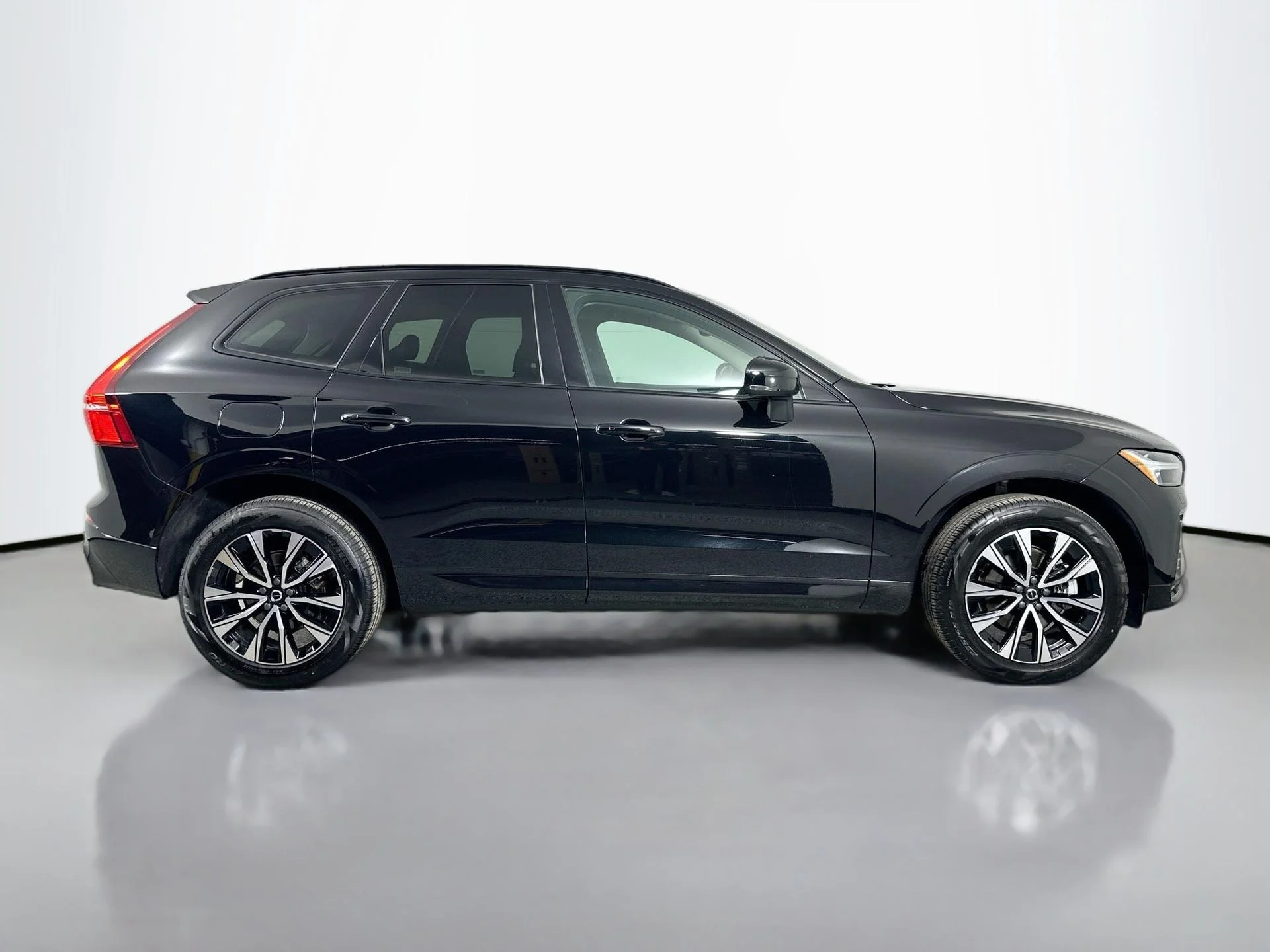 Used 2025 Onyx Black Volvo Core image 5