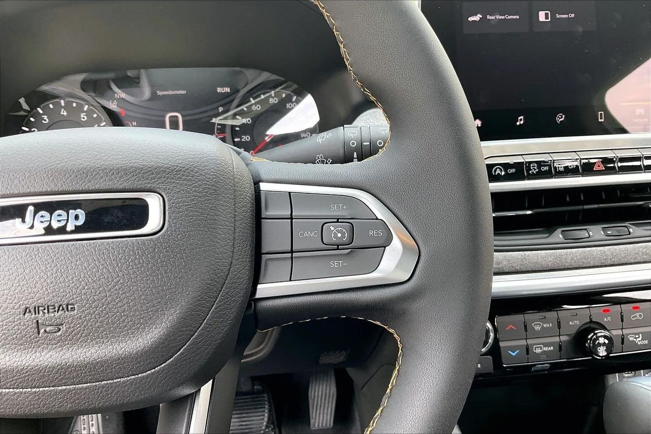 New 2026 Bright White Clearcoat Jeep Latitude image 24