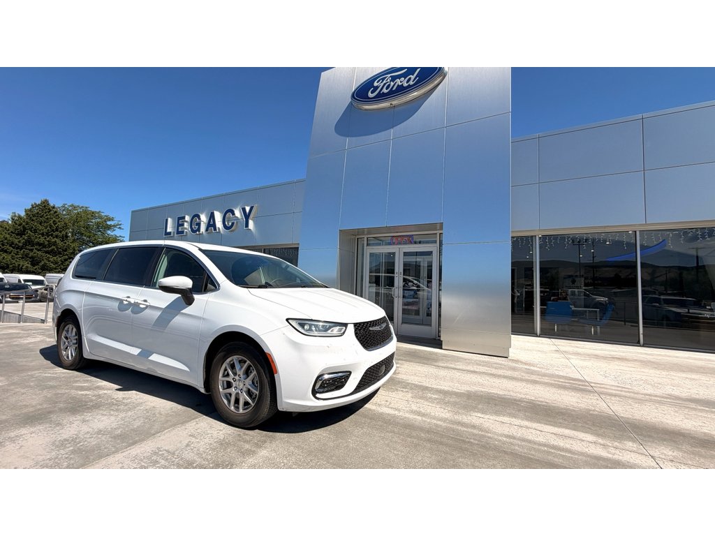 2023 Chrysler Pacifica Touring L's photo