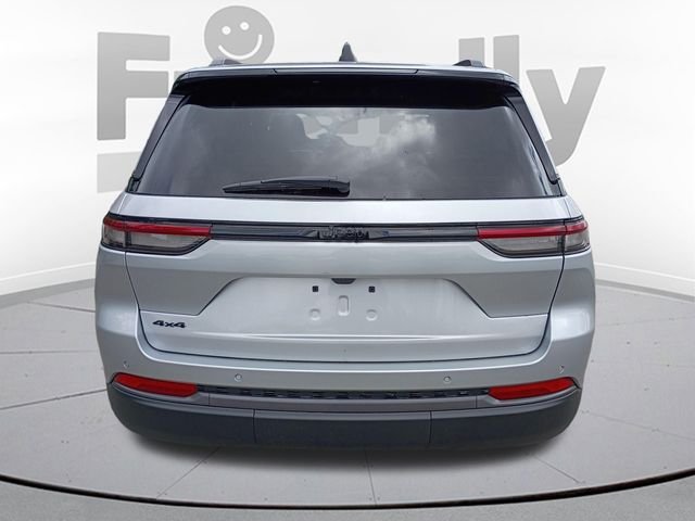 New 2026 Silver Zynith Exterior Paint Jeep Laredo Altitude image 6