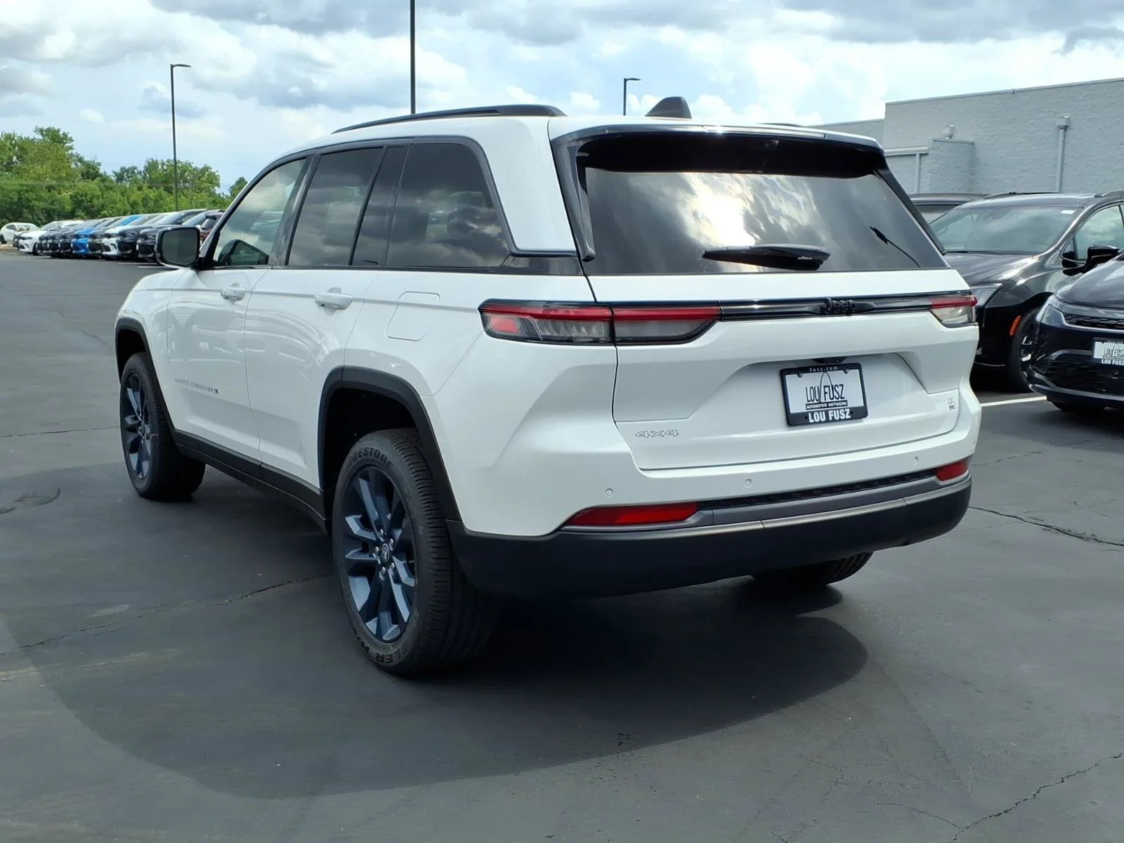 New 2026 Bright White Clear-Coat Exterior Paint Jeep  image 4